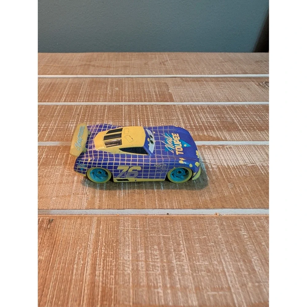 Disney Pixar Cars Vinyl‎ Toupee #76 Next-Gen Diecast Mattel FGD71 Purple Yellow